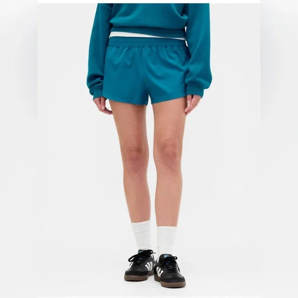 NWT GAP GapFit 3" Mid Rise Runaround Shorts - Picture 3 of 6